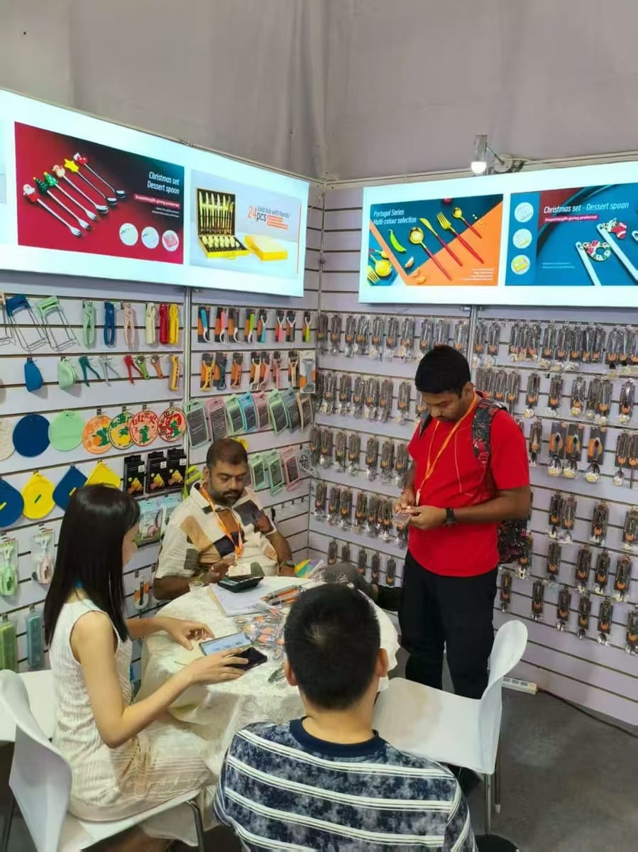 Discussing cutlery collections with overseas buyers at exhibition