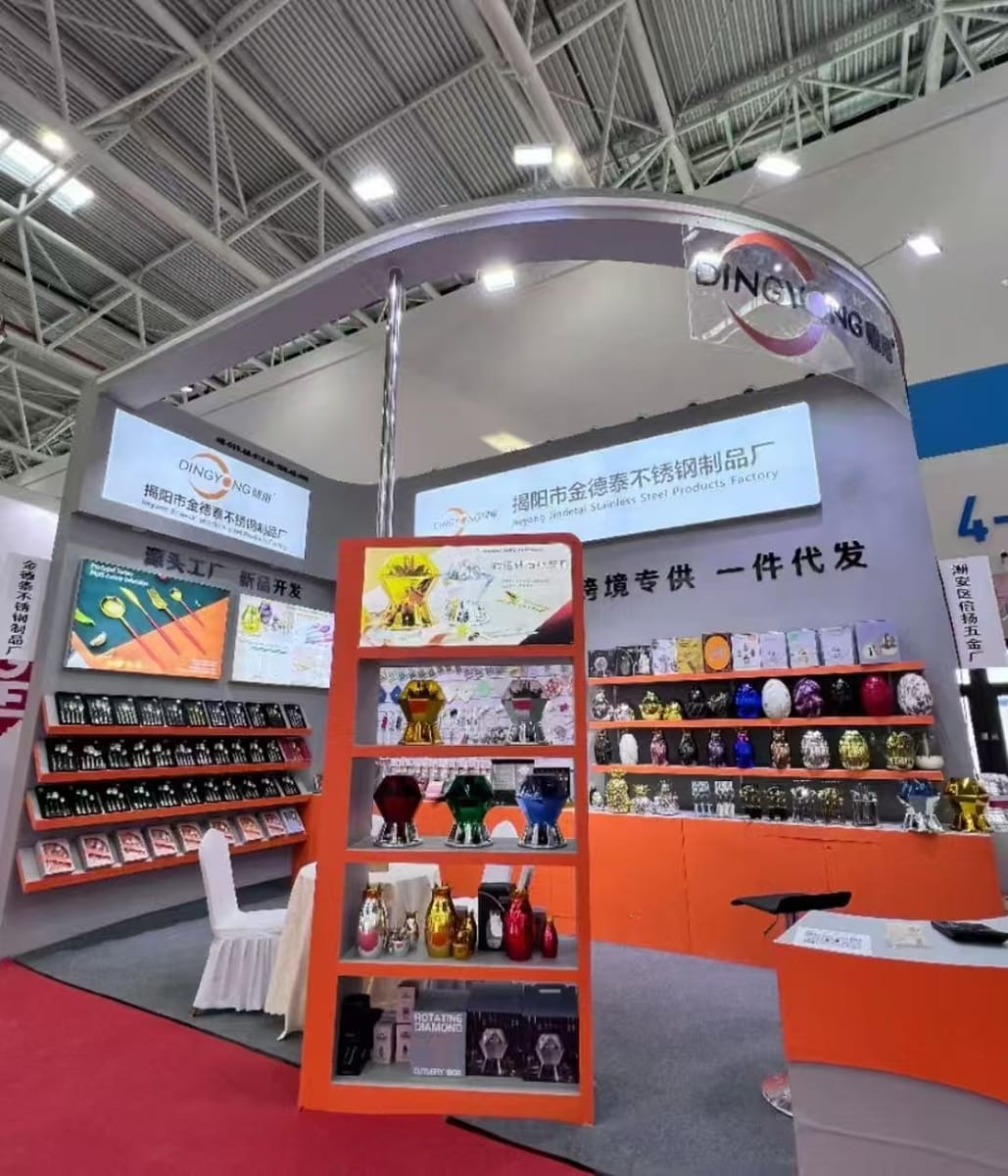 Dingyong exhibition stand showcasing stainless steel cutlery sets